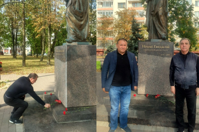 Niyazi Bayramov Minskdə Nizami Gəncəvinin abidəsinə baş çəkib
