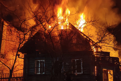 Altıotaqlı evin yarısından çoxu yanıb