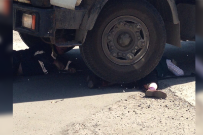 Yük maşınının kölgəsində dincələn şəxs təkər altında qalıb