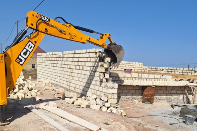 Gəncədə bir neçə icazəsiz tikili sökülüb