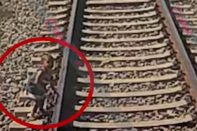 Qatarın qarşısına çıxan körpə son anda xilas edilib