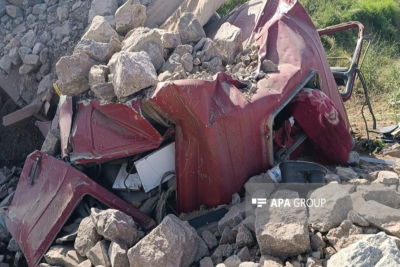 Hərəkətdə olan yük maşını aşıb: xəsarət alanlar var