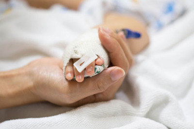 Atalığı 2 yaşlı uşağı döyüb yandırdı