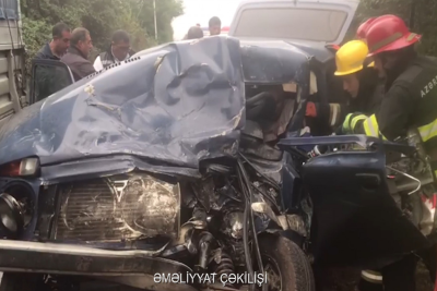 Qəzaya düşən sürücü xilas edilib