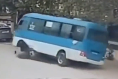 Gəncədə sərnişin avtobusunun təkəri çıxdı - VİDEO