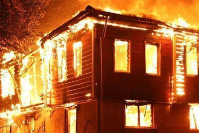 İkimərtəbəli ev yanıb