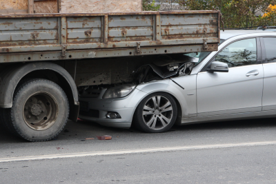 Minik avtomobili "Kamaz"a çırpılıb, xəsarət alan var