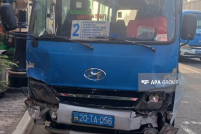 Gəncədə sərnişin mikroavtobusu 6 maşına çırpılıb