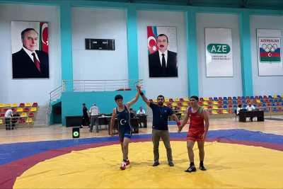 Qazaxda yeniyetmə güləşçilər təltif olunublar