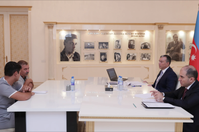 Nazir vətəndaşlarla görüşüb