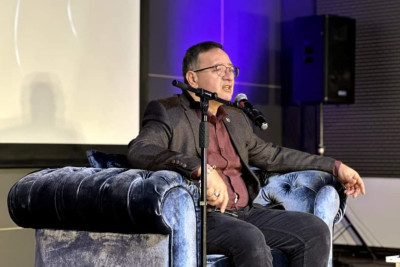 Gəncədə əməkdar artist tamaşaçıların suallarını cavablandırıb