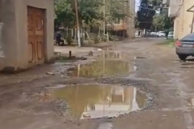 Gəncə sakini təmirsiz yollardan şikayətçidir