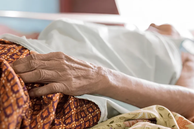 Esens məhlulu içən yaşlı qadın dünyasını dəyişib