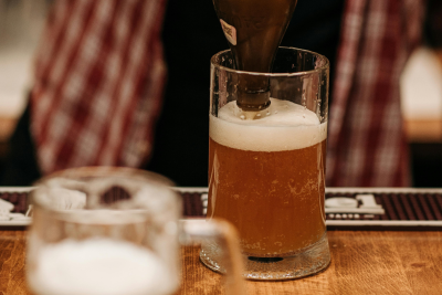 On bakal pivə içən sakin vağzalın şüşələrini sındırdı