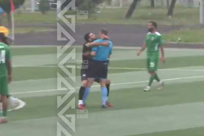 “Göygöl”ün futbolçusu oyun zamanı hakimi öpdü