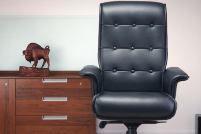 Fəhlə şirkətdən 130 min manatlıq oğurluq etdi: müdirin kreslosunu da satıb