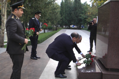 Baş prokuror Gəncədə “Memorial Abidə Kompleksi”ni ziyarət edib