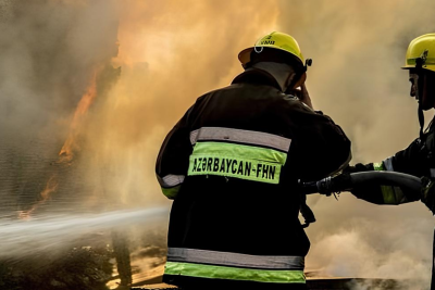 Gəncədə yanğın: evin təxminən yarısı yanıb