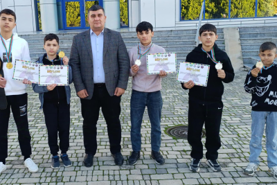 Qərb bölgəsinin azyaşlı və yeniyetmə idmançıları yarışdan medallarla döndülər