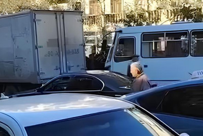 Gəncədə sərnişin avtobusu yük maşınına çırpılıb
