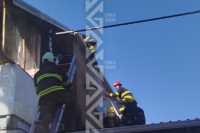 Gəncədə ikiotaqlı mənzil yanıb - VİDEO