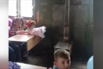 Şagirdlər tövlə şəraitində təhsil alırlar