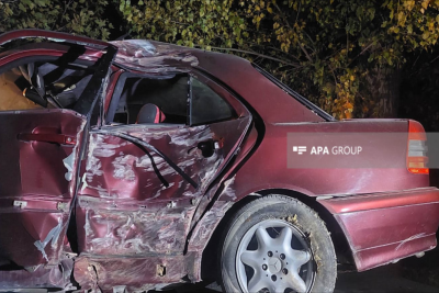 Samuxda maşın ağaca çırpılıb, xəsarət alanlar var