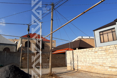 Gəncədə elektrik dirəyi yolda hərəkəti məhdudlaşdırıb - FOTO