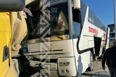 Yevlaxda TIR-la sərnişin avtobusu toqquşdu – XƏSARƏT ALAN VAR - FOTO