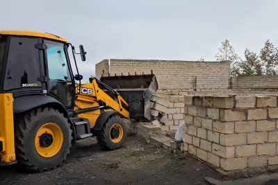 Gəncədə daha bir qanunsuz tikili sökülüb