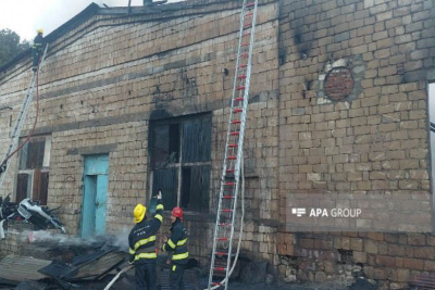 Gəncədə avtomobil ehtiyat hissələri mağazası yanıb - VİDEO