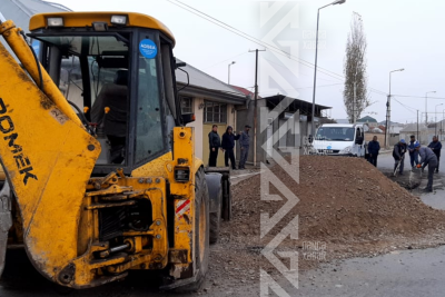 Gəncədə dağılmış yol təmir olunur