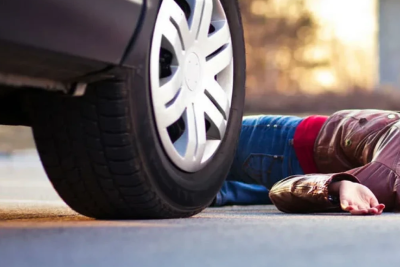 Maşının vurduğu qadın körpüdən yıxıldı
