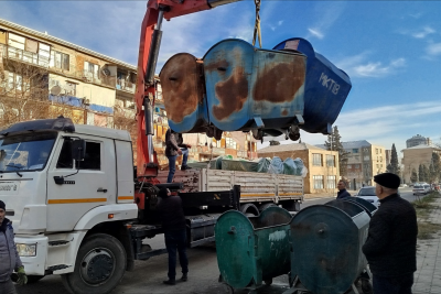 Gəncədə məişət tullantıları üçün nəzərdə tutulan konteynerlər yenilənir - FOTO