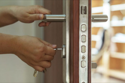 Bağlı qapı arxasında köməksiz qalanlar xilas edildi