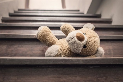 2 yaşlı qız pilləkəndən yıxılaraq öldü