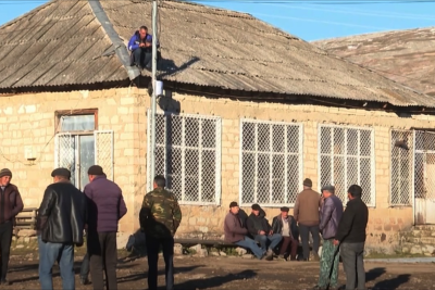 Gədəbəydə təhlükə saçan elektrik dirəkləri: Sosial problemlər niyə həll olunmur? - VİDEO