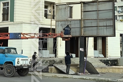 Gəncədə təhlükəli bilbord təmir edilir