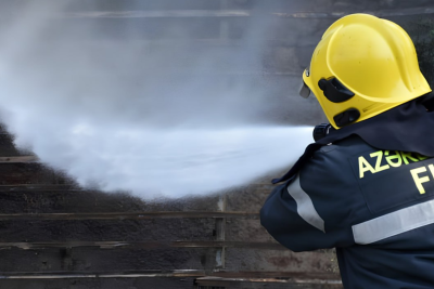 İri yaşayış evi yandı