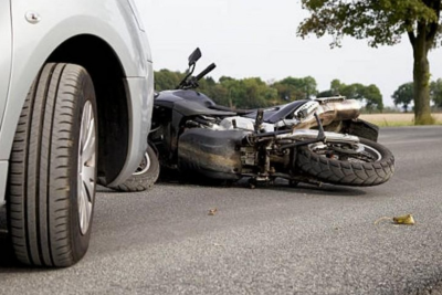 Avtomobil motosikletlə toqquşub, ölən var