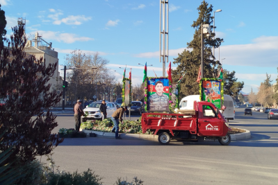 Nizami Gəncəvi prospektində güllər əkilir