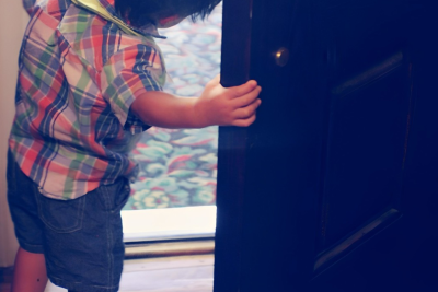 Gəncədə nəzarətsiz qalmış uşaq xilas edilib