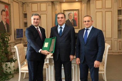 Niyazi Bayramova Gəncə şəhərinə həsr olunan qalstuk təqdim edilib