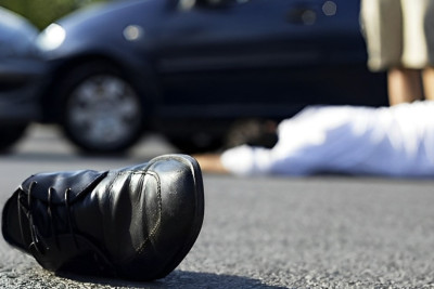 Yolu keçmək istəyən məktəblini maşın vurdu