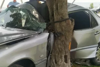 Maşın ağaca çırpıldı, sürücü və nişanlısı yaralandı