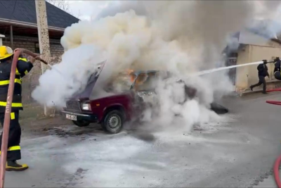 Qazaxda maşın yanıb - FOTO