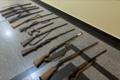 Qanunsuz saxlanılan silahlar polisə təhvil verildi