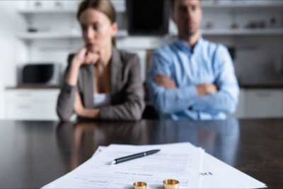 Məhkəmə hansı halda cütlüklərə vaxt ayırmadan boşanma QƏRARI VERİR?