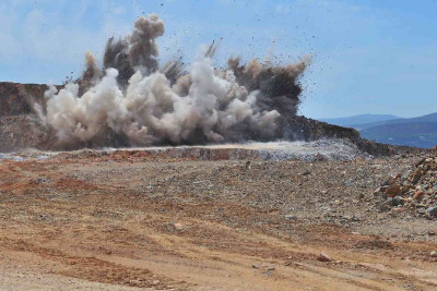 Yararsız döyüş sursatları məhv edilir 