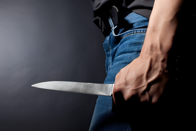 Söyüş söydüyü üçün irad bildirən QAYNINI BIÇAQLADI